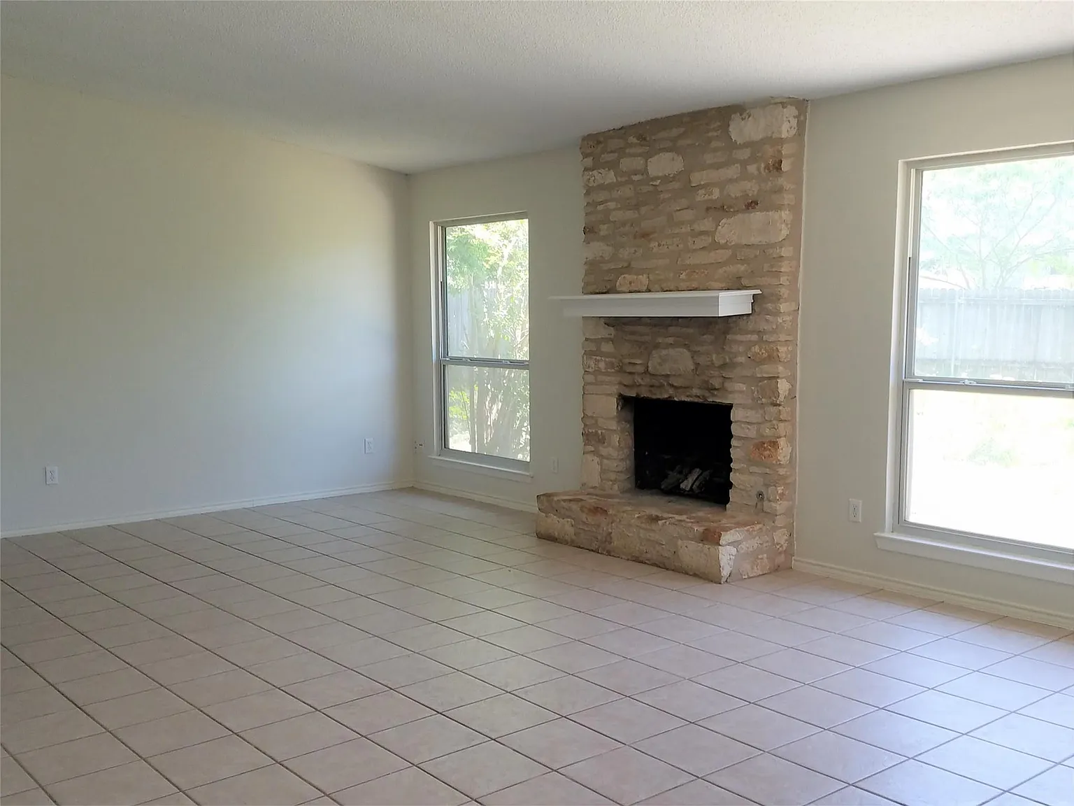 3 bed, 2.0 bath, 1426 sqft, $1,850 — Photo 2