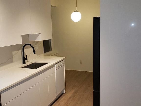 4th image of 135 Van Wagenen Ave