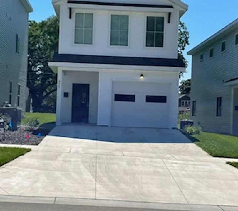 637 W Webster Ave