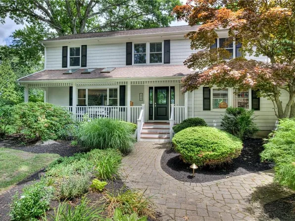 22 Pine Top Rd, Barrington, RI 02806