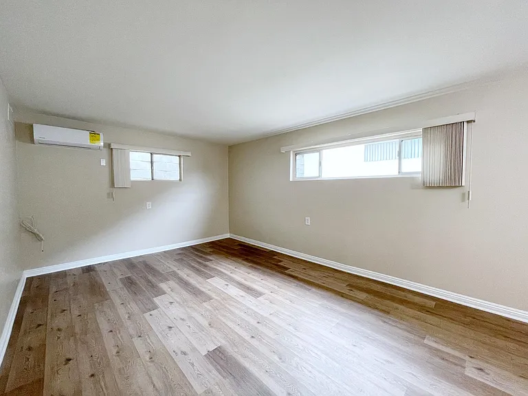 2851 Montrose Ave — Photo 13
