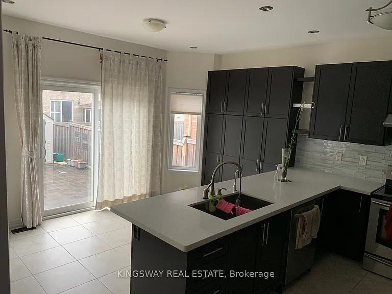 158 Minto Cres — Photo 5