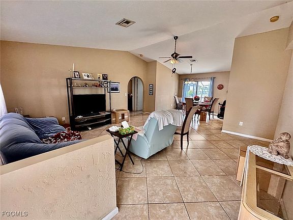 5th image of 214 NE 9th Ct
