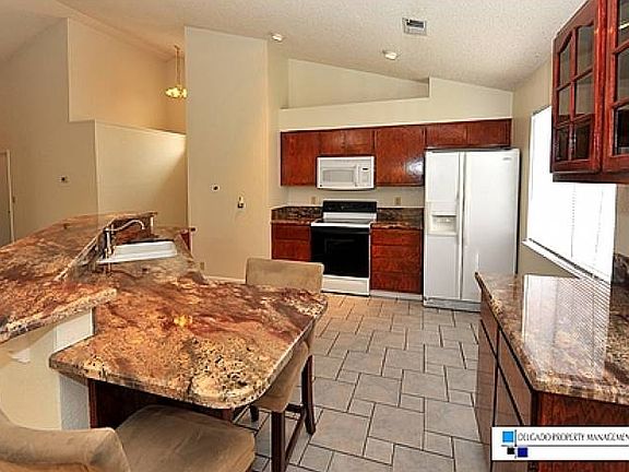 Kitchen w/ all appliances