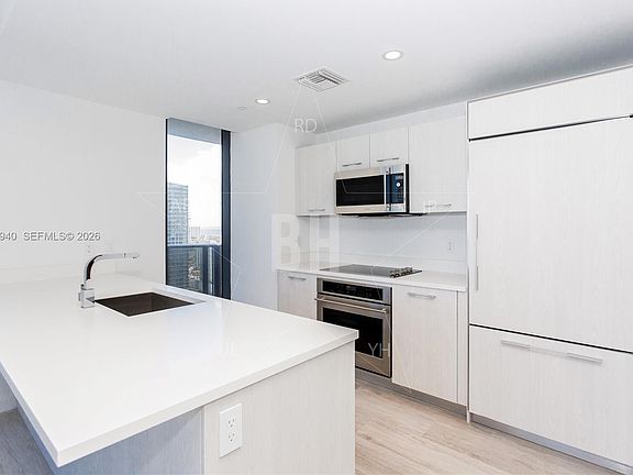 4th image of 45 SW 9th St APT 1603