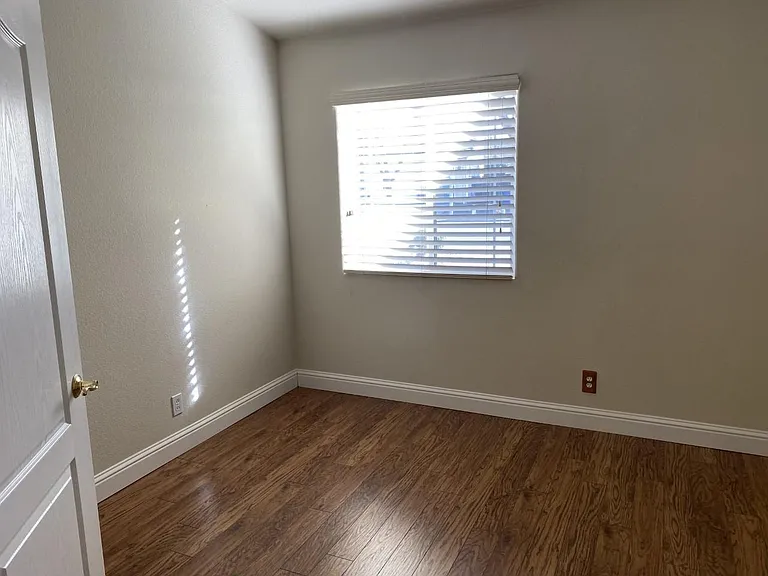 490 Briarwood Dr — Photo 13