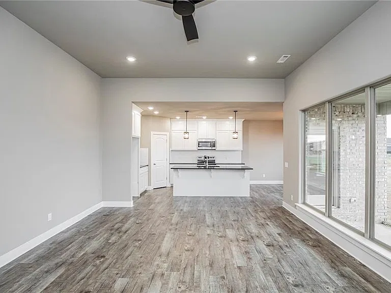 1048 Parker Ln — Photo 7
