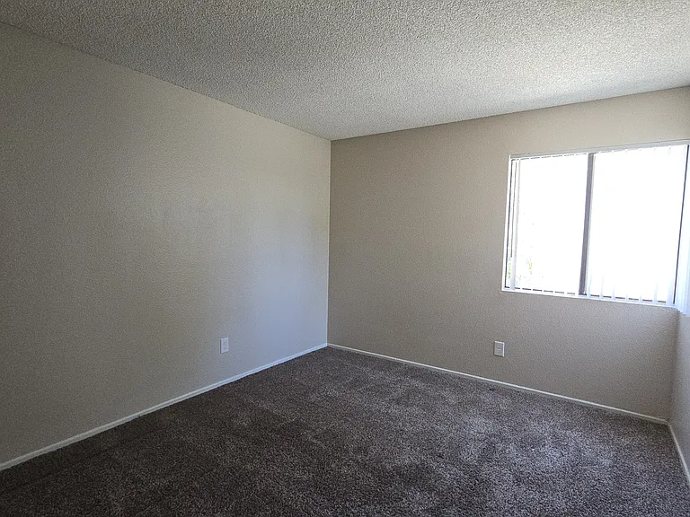 Ontario Apartments — Photo 8