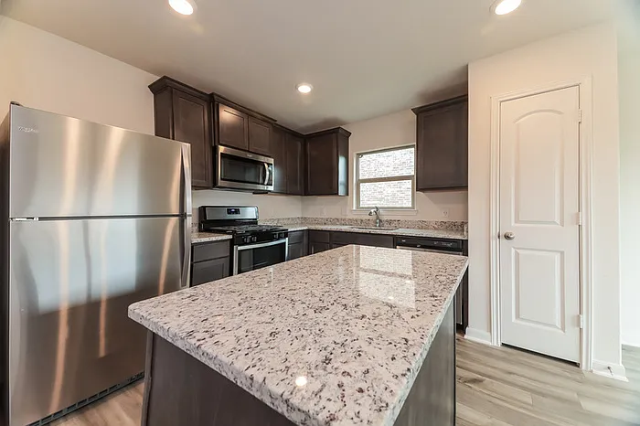 833 Mallorie Ln — Photo 6