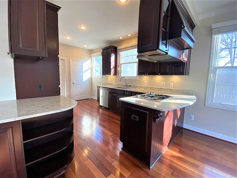 916 Ruffner Ave — Photo 2