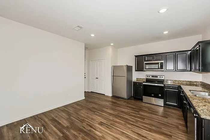 3 bed, 2.5 bath, 1605 sqft, $2,110 — Photo 4