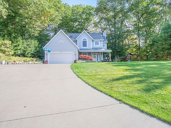 3rd image of 13516 Greenleaf Ln