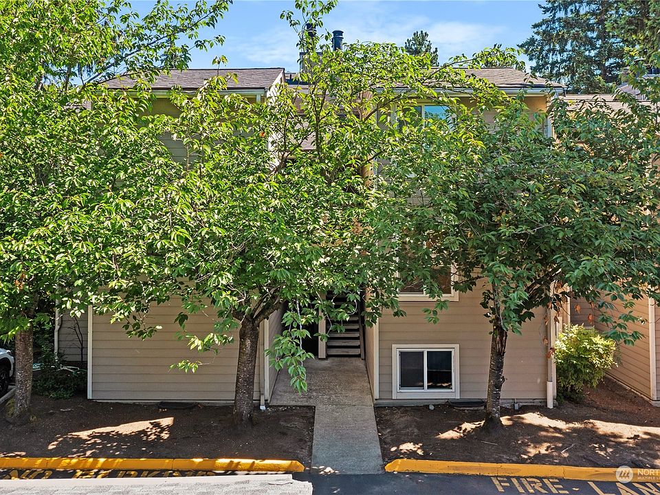 1st image of 19851 25th Avenue NE #222