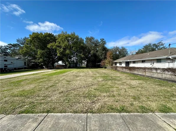 2712 Plaza Dr, Chalmette, LA 70043