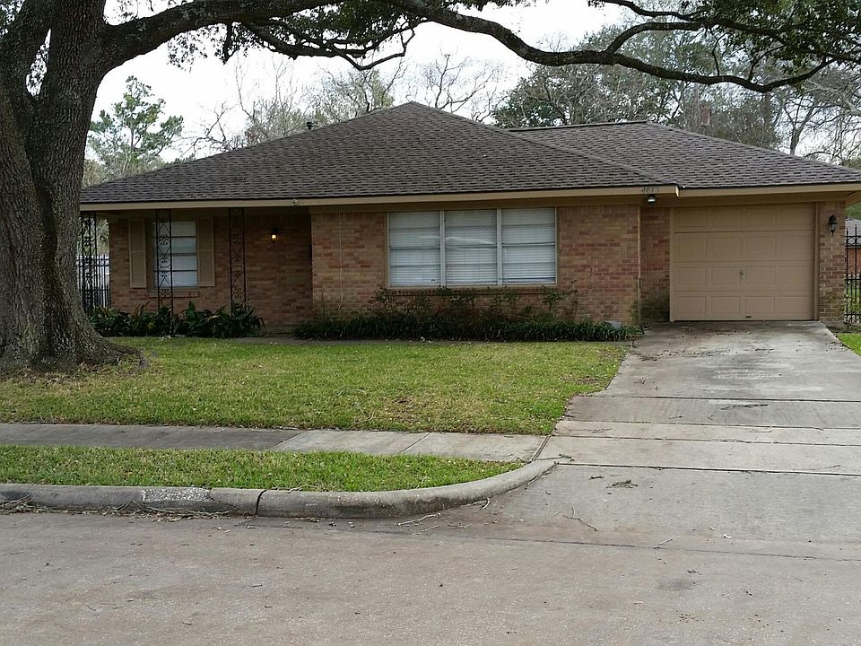 4073 Nenana: Home faces north. Huge live oak tree in the front yard.