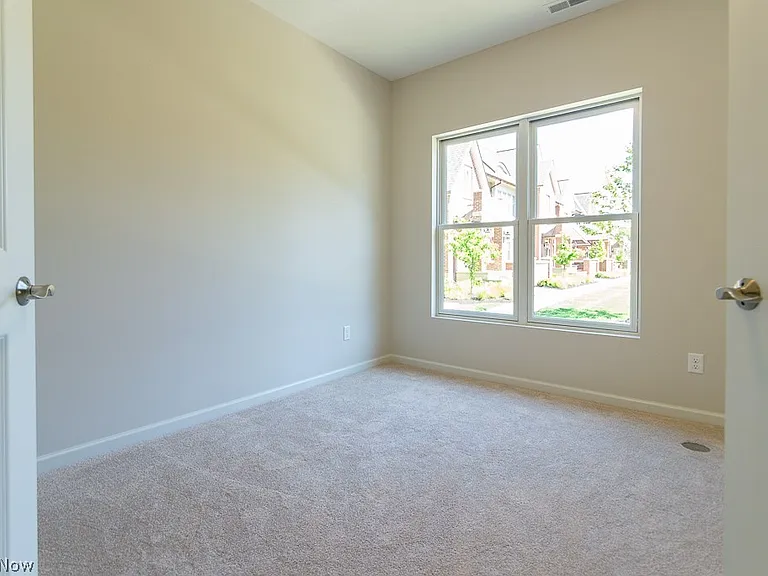 27 Ashbourne Dr — Photo 6