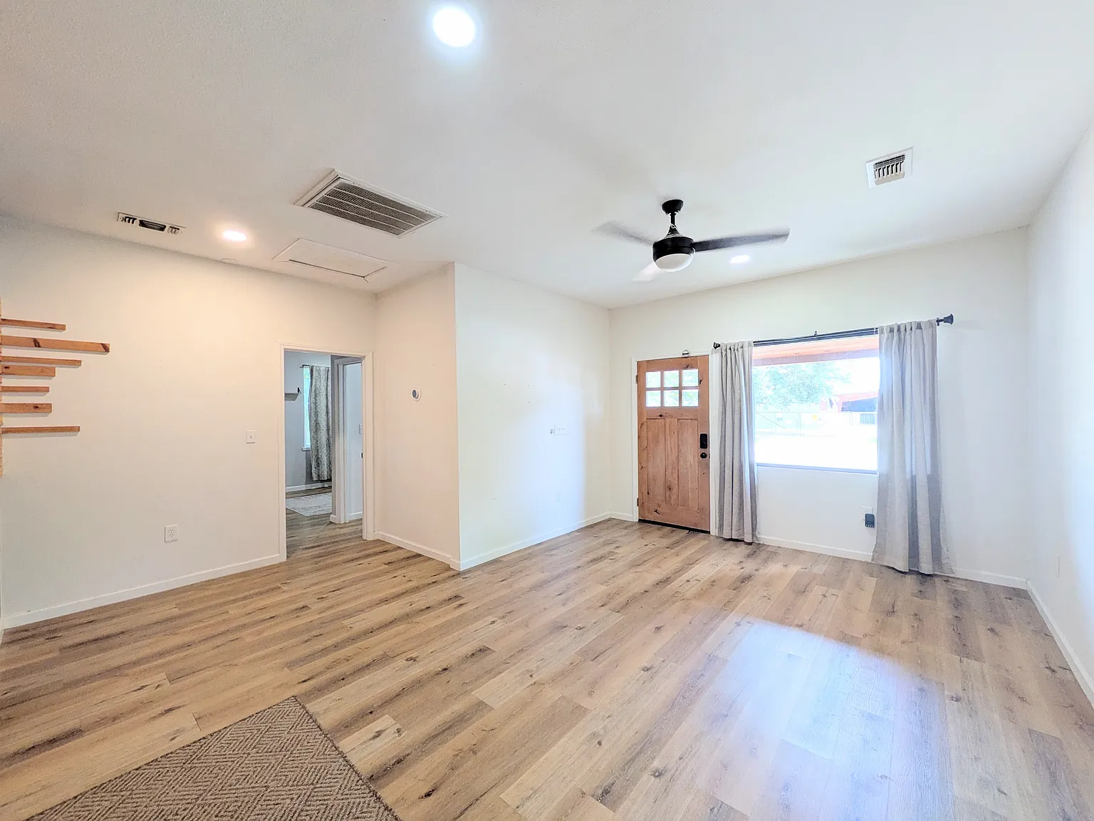 3 bed, 1254 sqft, $2,100 — Photo 2