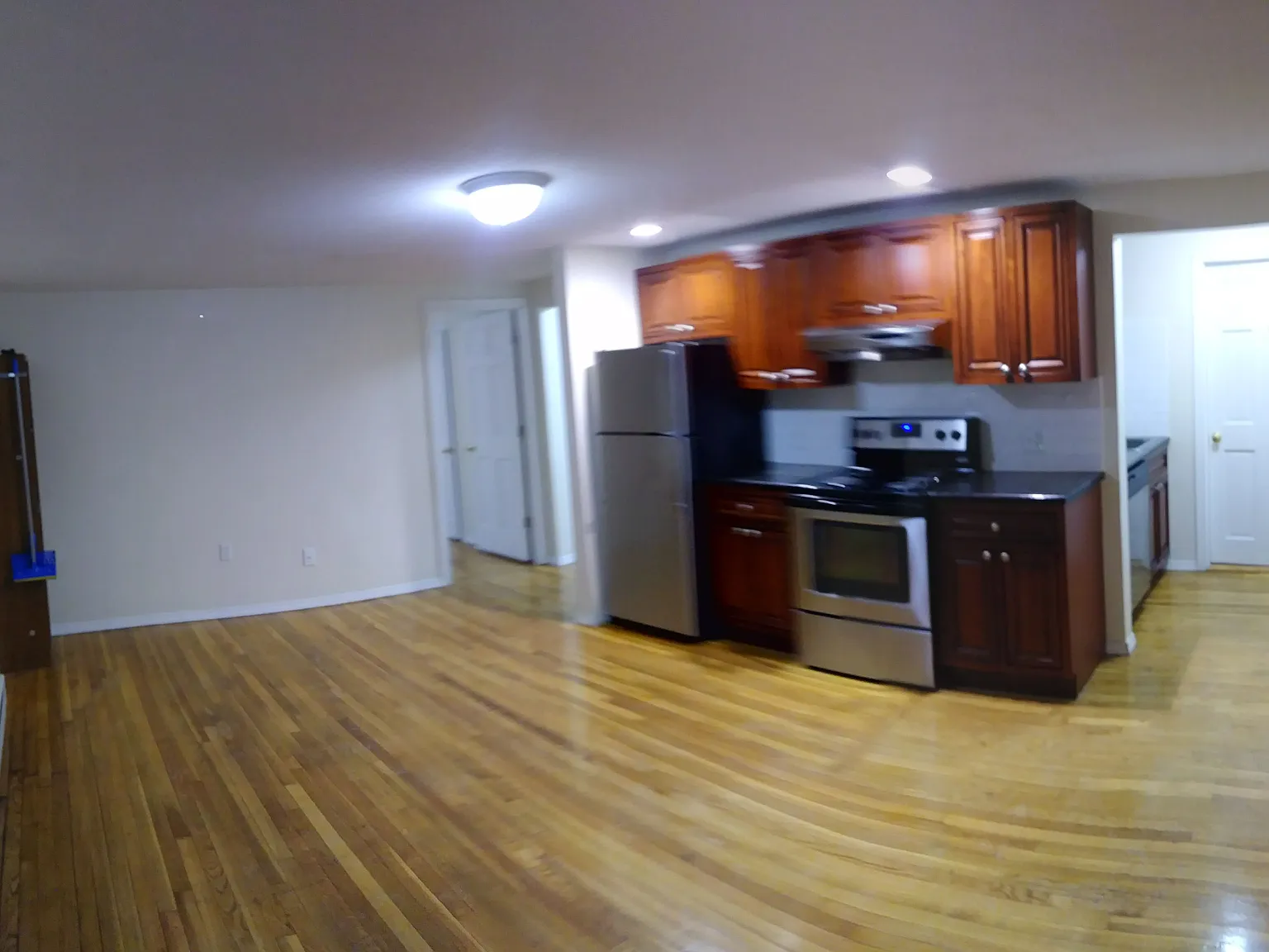 3 bed, 900 sqft, $2,900 — Photo 2