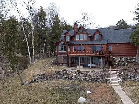 5th image of 136 Lake St