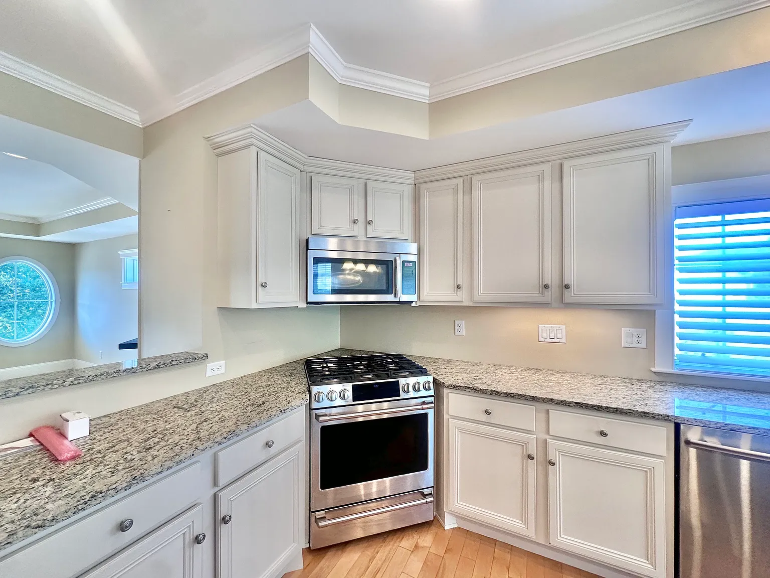3 bed, 2.5 bath, 2517 sqft, $4,250 — Photo 3