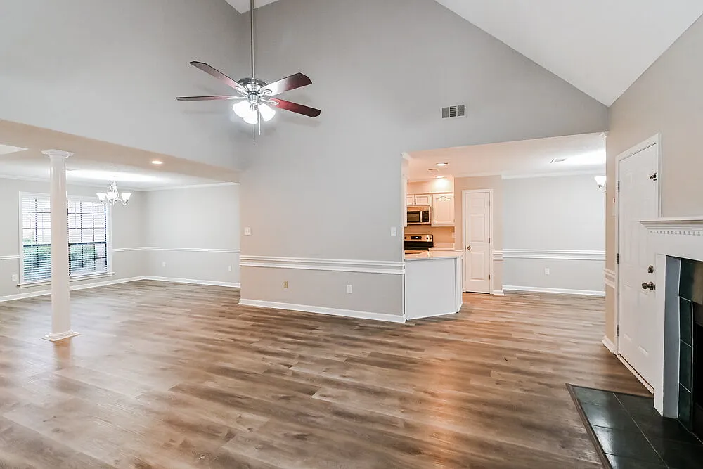 3 bed, 2.0 bath, 1831 sqft, $2,165 — Photo 3