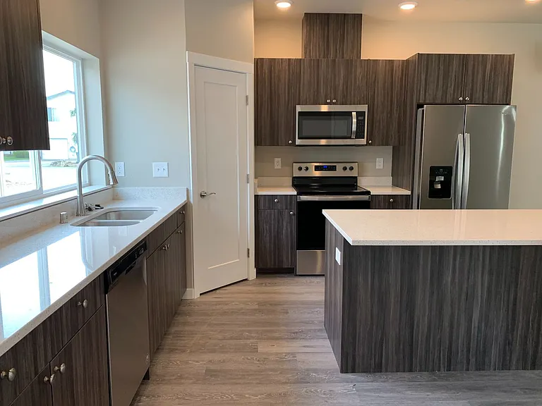 644 E St — Photo 3