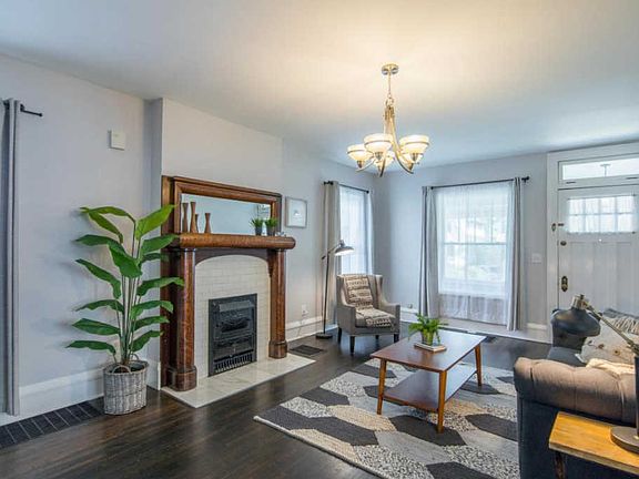 3rd image of 37 E Como Ave