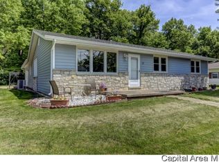 22 Holiday Ln, Riverton, IL 62561