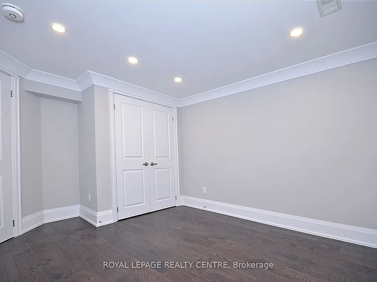 326 Slade Cres #LOWER — Photo 20