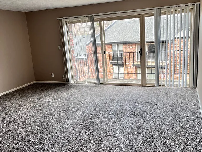 Bristol Square Apartments — Photo 143
