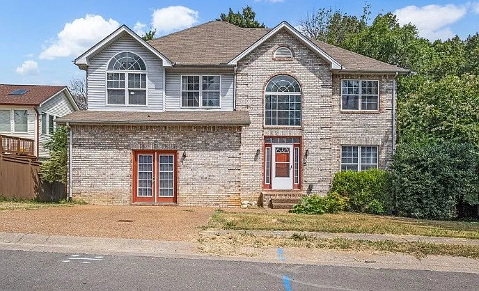 4 bed, 2.5 bath, 2600 sqft, $2,000 — Photo 1
