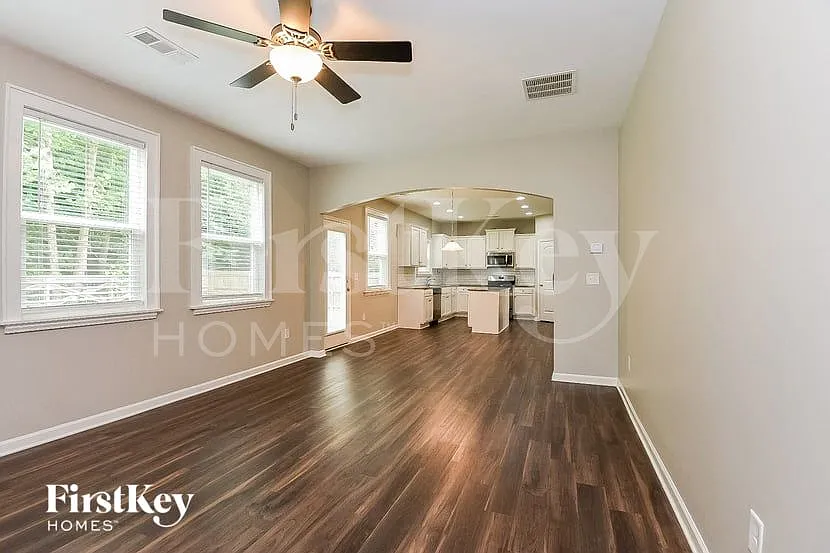 4 bed, 3.0 bath, 2070 sqft, $2,470 — Photo 3