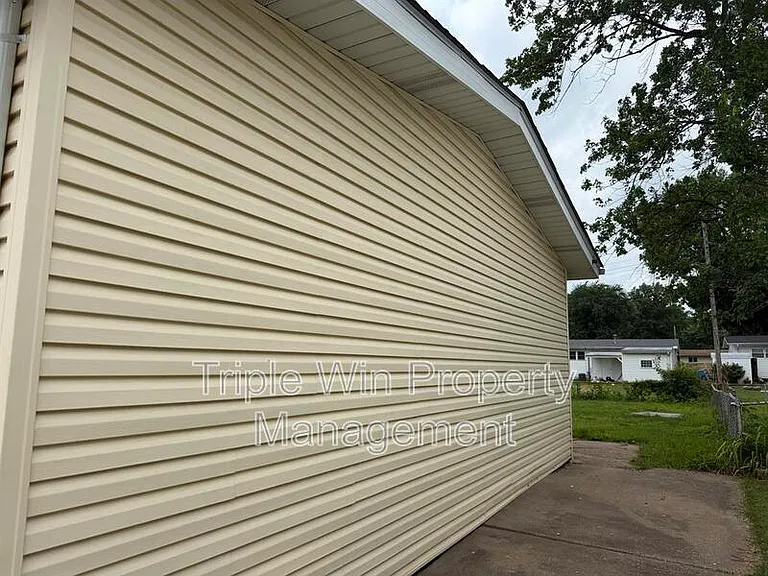 1315 Bobolink Dr — Photo 3