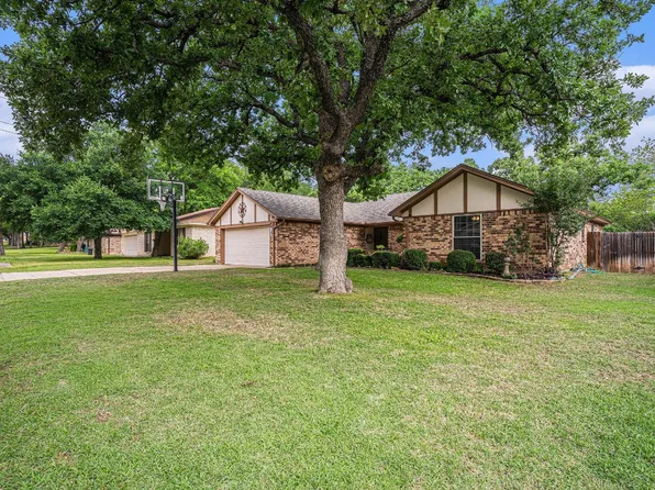 704 Highland Park Dr, Hurst, TX 76054