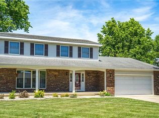 910 Oakcrest Dr, Louisville, IL 62401
