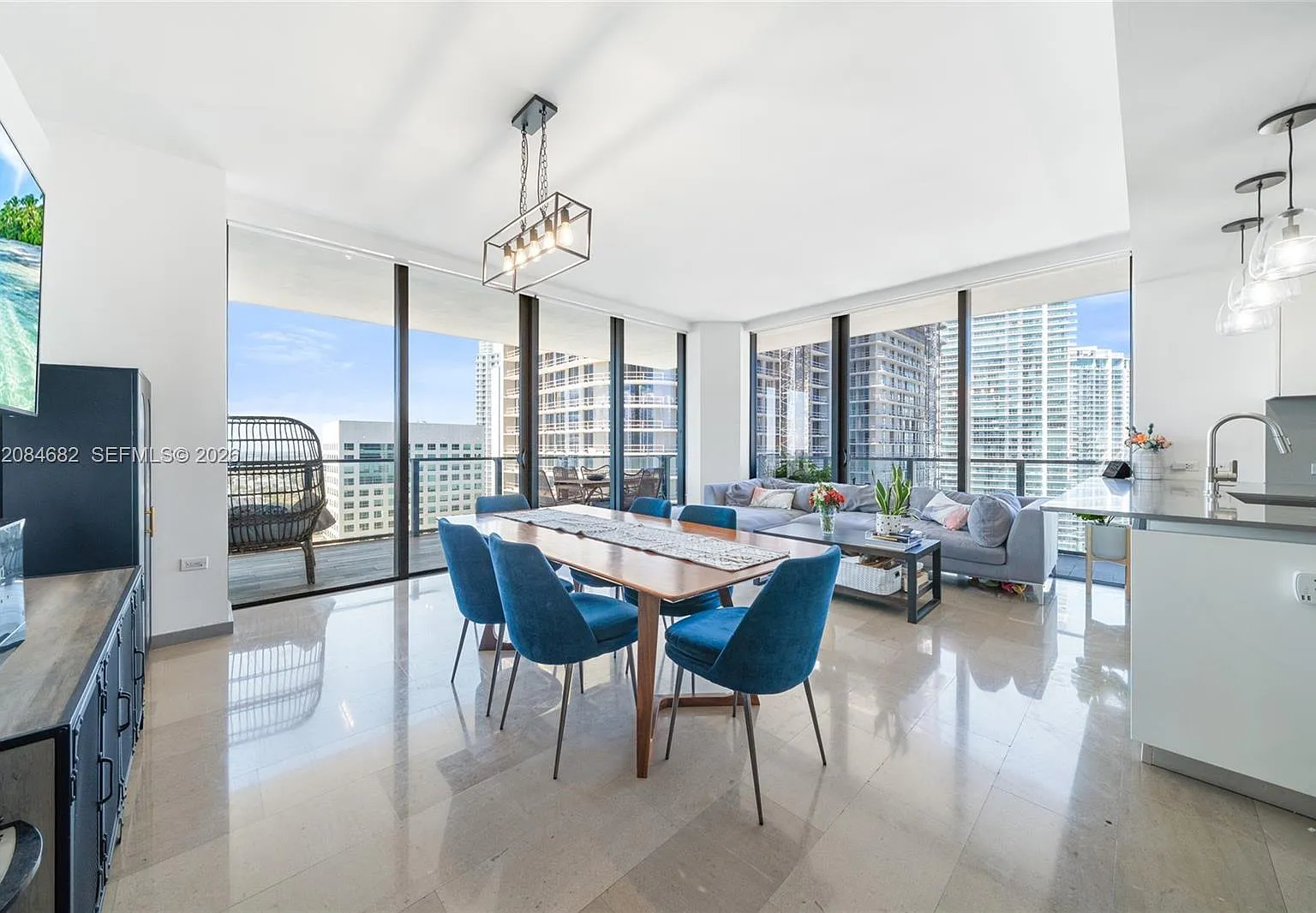 Rise Condo — Photo 2