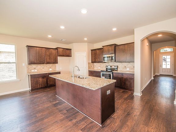 5th image of 220 Saddle Crest Dr