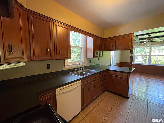 3rd image of 515 Sunset Dr
