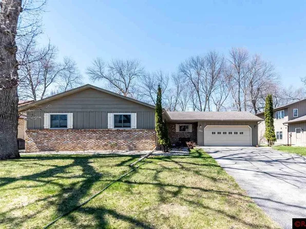 1005 Shady Oak Dr, North Mankato, MN 56003