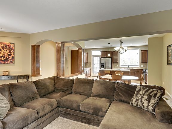 4th image of 28 E 125th St