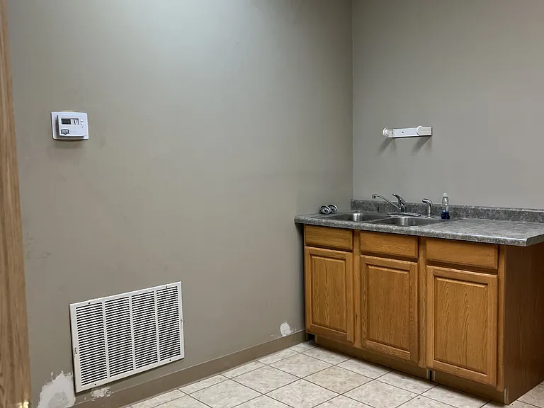 558 Main St — Photo 7
