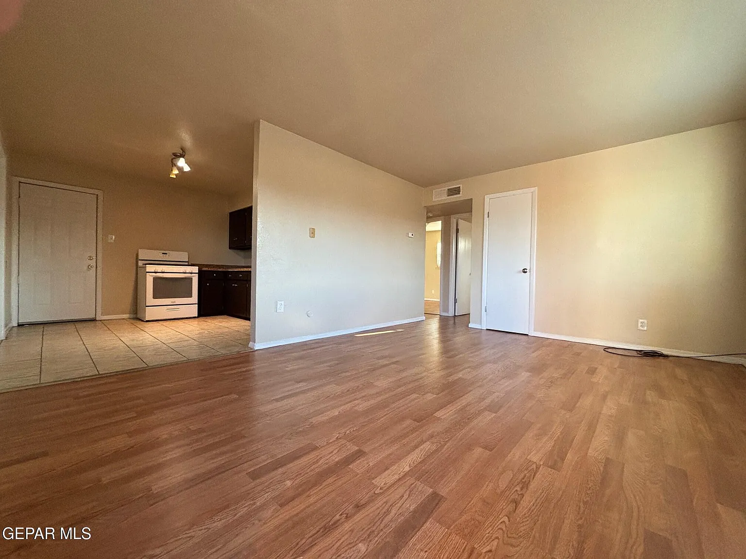2 bed, 1.0 bath, 806 sqft, $999 — Photo 3
