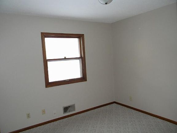 5th image of 467 County Road B2 W