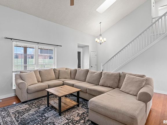 4th image of 300 N Walnut St