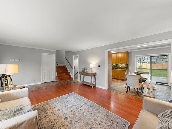 3rd image of 22W558 Tamarack Dr