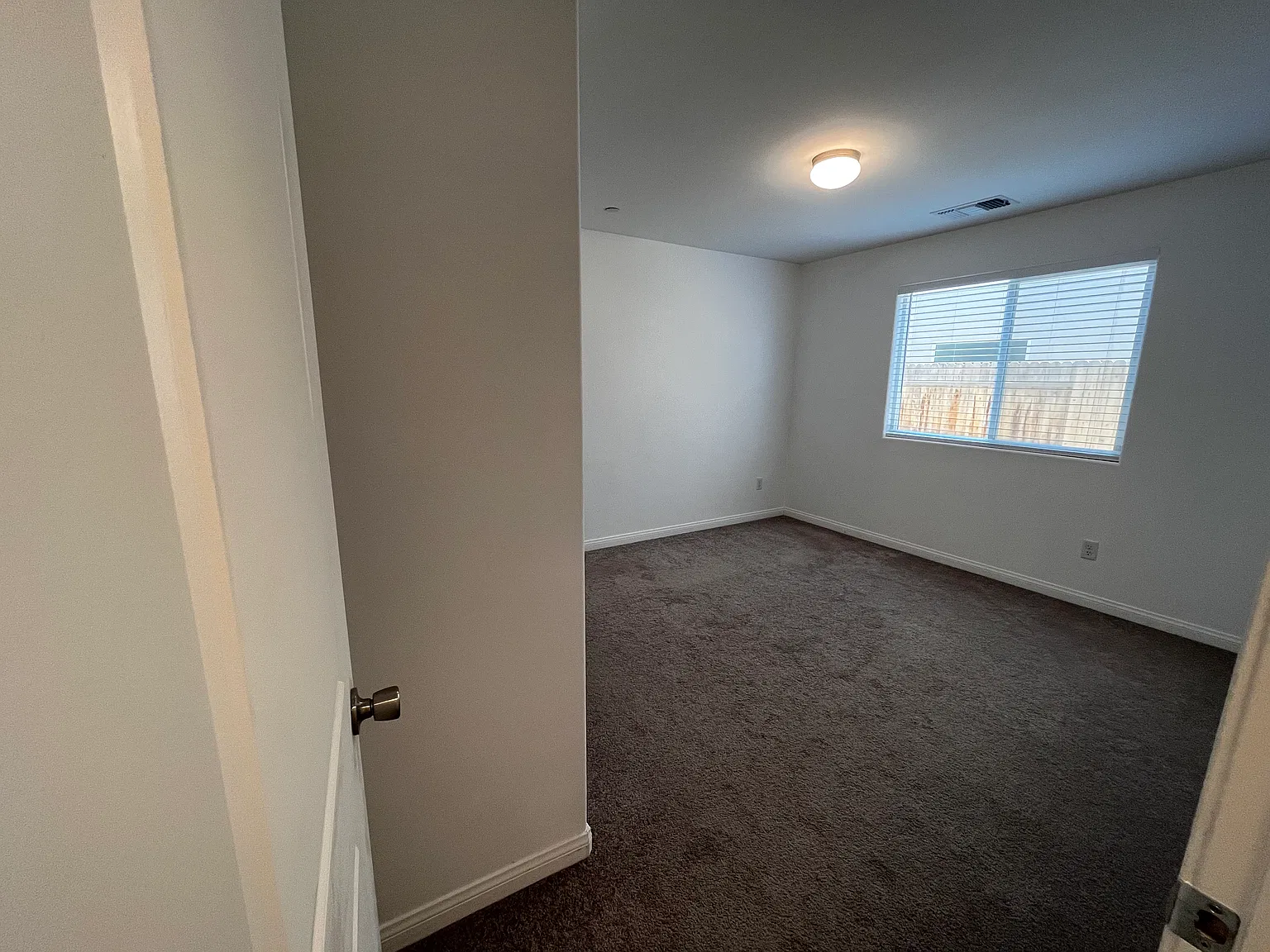 5 bed, 2406 sqft, $675 — Photo 4