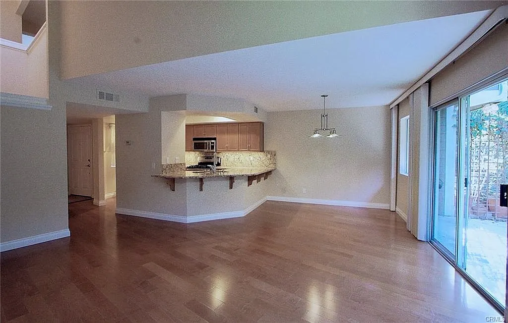 2 bed, 2.5 bath, 1383 sqft, $3,900 — Photo 3
