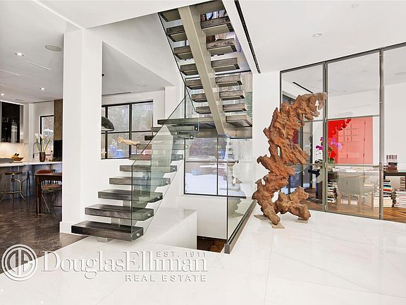 2nd image of 1 N Moore St APT 6