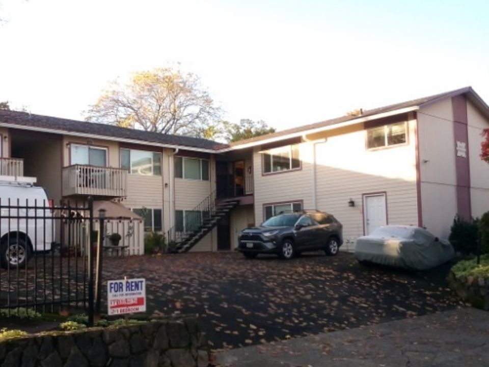 This photo is a view of the front of the apartments during the Fall. It was taken in the late afternoon. It is a beautiful complex and very peaceful! Couldn't you imagine yourself here :-)