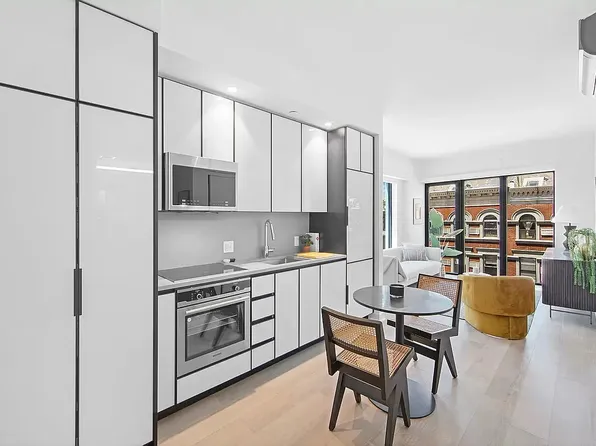 10-25 Jackson Avenue image 7 of 11